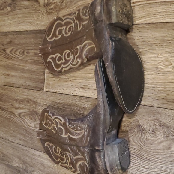 Pointed boots - Picture 1 of 3